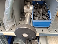 Metalen stelling met inhoud - afbeelding 22 van  26