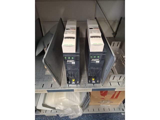 Metalen stelling met inhoud - afbeelding 23 van  26