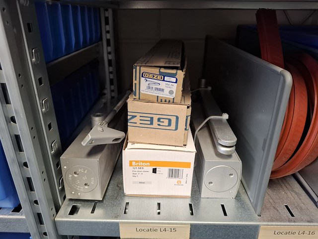 Metalen stelling met inhoud - afbeelding 24 van  26