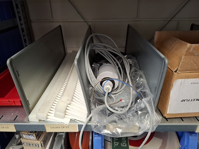 Metalen stelling met inhoud - afbeelding 25 van  26