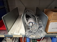 Metalen stelling met inhoud - afbeelding 25 van  26