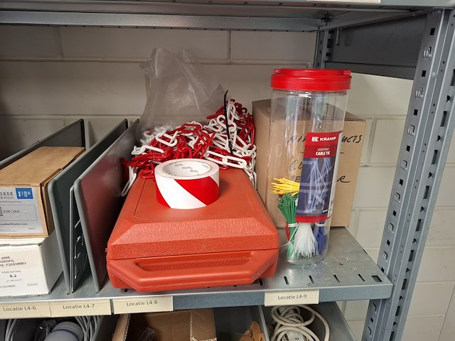 Metalen stelling met inhoud - afbeelding 26 van  26