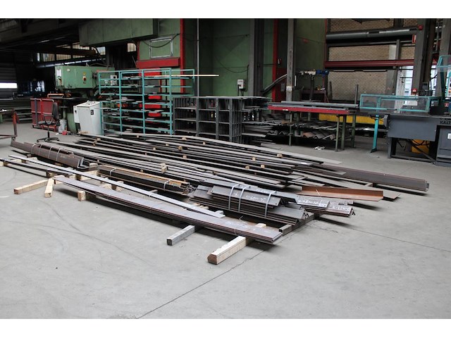 Metalen stripstaal, hoeklijnen en l-profielen op vloer en in rek. - afbeelding 1 van  6