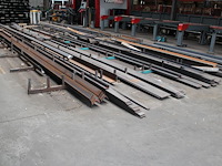 Metalen stripstaal, hoeklijnen en l-profielen op vloerrek w.o. lengte 12 meter.