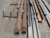 Metalen stripstaal, hoeklijnen en l-profielen op vloerrek w.o. lengte 12 meter. - afbeelding 2 van  6