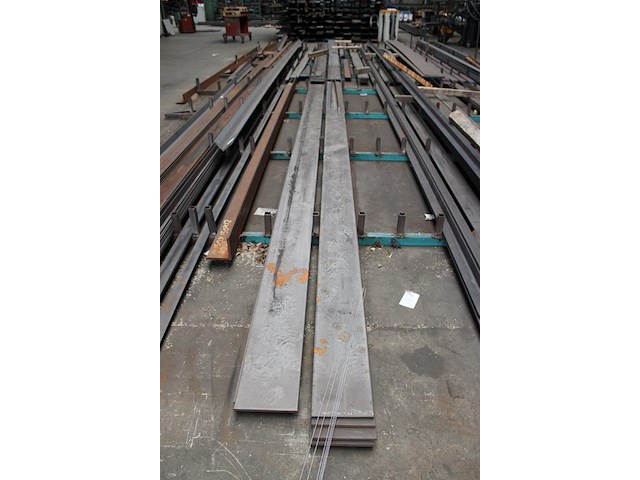 Metalen stripstaal, hoeklijnen en l-profielen op vloerrek w.o. lengte 12 meter. - afbeelding 3 van  6