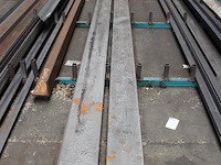 Metalen stripstaal, hoeklijnen en l-profielen op vloerrek w.o. lengte 12 meter. - afbeelding 3 van  6