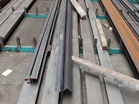 Metalen stripstaal, hoeklijnen en l-profielen op vloerrek w.o. lengte 12 meter. - afbeelding 4 van  6