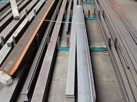Metalen stripstaal, hoeklijnen en l-profielen op vloerrek w.o. lengte 12 meter. - afbeelding 5 van  6