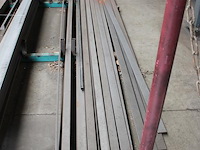 Metalen stripstaal, hoeklijnen en l-profielen op vloerrek w.o. lengte 12 meter. - afbeelding 6 van  6
