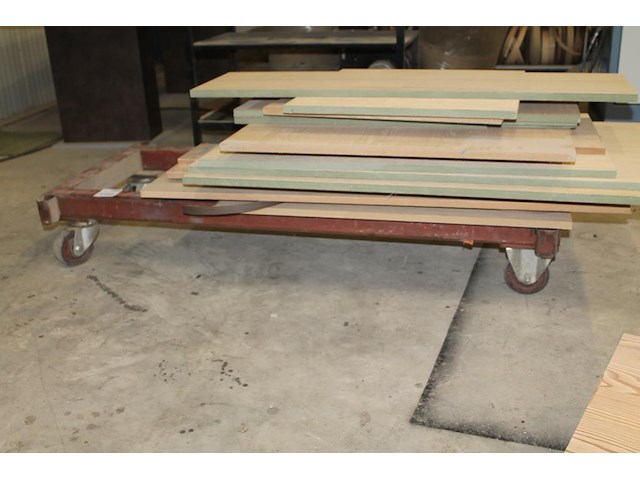Metalen transportkar. afmeting 158 x 170 x 25 cm. let op! exclusief erop gestapeld hout. - afbeelding 1 van  2