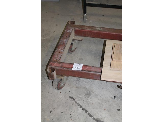 Metalen transportkar. afmeting 158 x 170 x 25 cm. let op! exclusief erop gestapeld hout. - afbeelding 2 van  2
