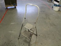 Metalen trapje met twee treden. - afbeelding 1 van  2