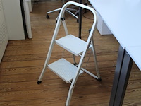 Metalen trapje met twee treden. - afbeelding 1 van  2