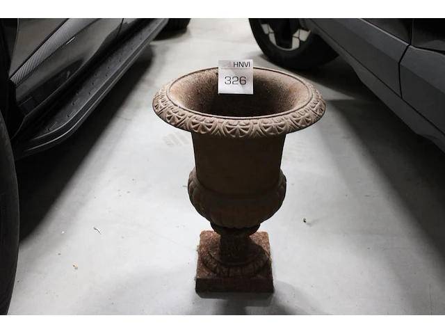 Metalen vaas, hoogte 44 cm. - afbeelding 1 van  2