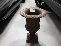 Metalen vaas, hoogte 44 cm.