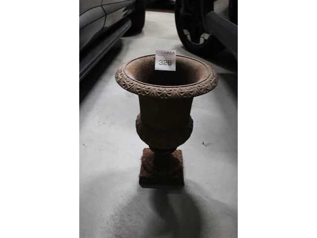 Metalen vaas, hoogte 44 cm. - afbeelding 2 van  2