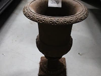 Metalen vaas, hoogte 44 cm. - afbeelding 2 van  2