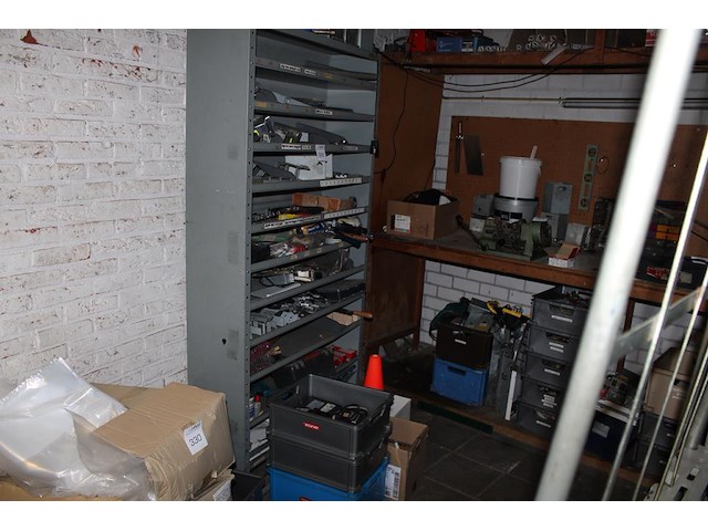 Metalen vakkenkast met inhoud. afmeting 100 x 30 x 198 cm. - afbeelding 1 van  3