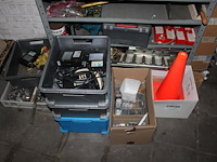 Metalen vakkenkast met inhoud. afmeting 100 x 30 x 198 cm. - afbeelding 3 van  3