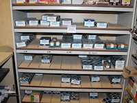 Metalen vakkenkast met inhoud waaronder schroeven, pluggen, en plastic zakken. afmeting 102 x 43 x 195 cm.... - afbeelding 1 van  6