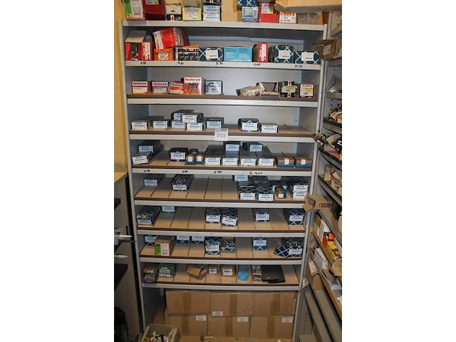 Metalen vakkenkast met inhoud waaronder schroeven, pluggen, en plastic zakken. afmeting 102 x 43 x 195 cm.... - afbeelding 2 van  6