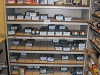 Metalen vakkenkast met inhoud waaronder schroeven, pluggen, en plastic zakken. afmeting 102 x 43 x 195 cm.... - afbeelding 2 van  6