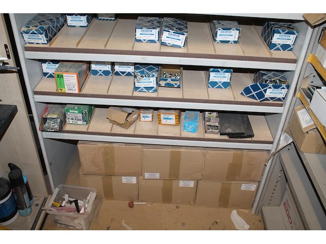 Metalen vakkenkast met inhoud waaronder schroeven, pluggen, en plastic zakken. afmeting 102 x 43 x 195 cm.... - afbeelding 3 van  6