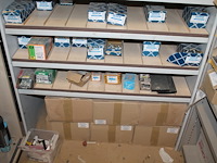 Metalen vakkenkast met inhoud waaronder schroeven, pluggen, en plastic zakken. afmeting 102 x 43 x 195 cm.... - afbeelding 3 van  6