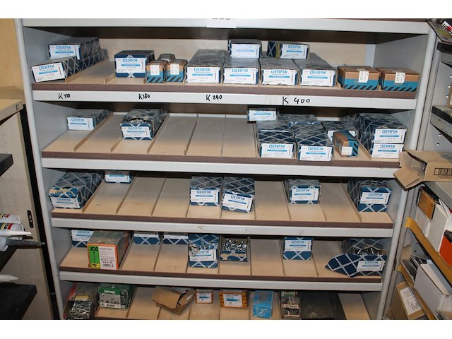 Metalen vakkenkast met inhoud waaronder schroeven, pluggen, en plastic zakken. afmeting 102 x 43 x 195 cm.... - afbeelding 4 van  6
