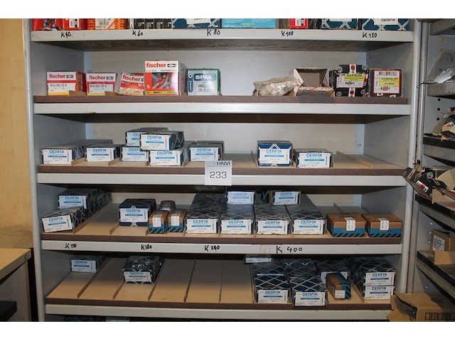 Metalen vakkenkast met inhoud waaronder schroeven, pluggen, en plastic zakken. afmeting 102 x 43 x 195 cm.... - afbeelding 5 van  6