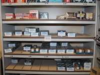 Metalen vakkenkast met inhoud waaronder schroeven, pluggen, en plastic zakken. afmeting 102 x 43 x 195 cm.... - afbeelding 5 van  6