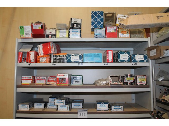 Metalen vakkenkast met inhoud waaronder schroeven, pluggen, en plastic zakken. afmeting 102 x 43 x 195 cm.... - afbeelding 6 van  6