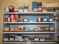 Metalen vakkenkast met inhoud waaronder schroeven, pluggen, en plastic zakken. afmeting 102 x 43 x 195 cm.... - afbeelding 6 van  6