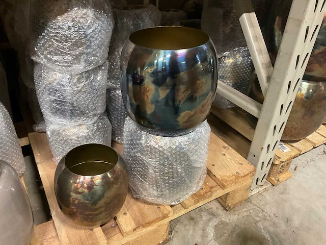 Metalen vazen, potten - afbeelding 4 van  25