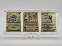 Metalen venusaur, charizard en blastoise (base set) pokémon kaarten in acryl display - afbeelding 1 van  7