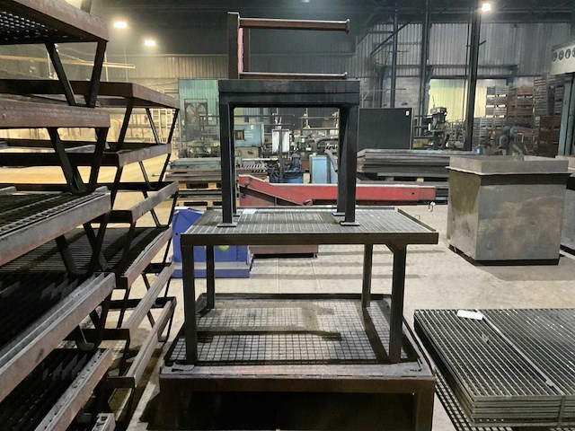 Metalen verhoging/tafel - afbeelding 7 van  13