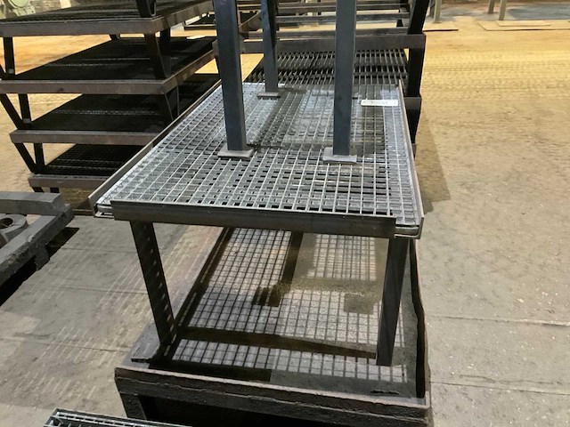 Metalen verhoging/tafel - afbeelding 12 van  13