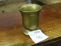 Metalen vijzel. vermoedelijk brons. zwaar uitgevoerd. doorsnede 10,5 cm. hoogte 12 cm