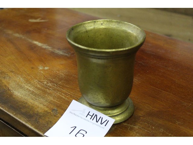 Metalen vijzel. vermoedelijk brons. zwaar uitgevoerd. doorsnede 10,5 cm. hoogte 12 cm - afbeelding 2 van  4