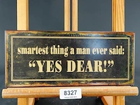 Metalen wandbord met een verweerde, antieke look en de tekst 'smartest thing a man ever said: "yes dear!"