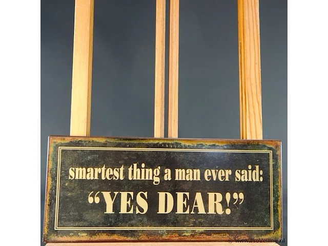 Metalen wandbord met een verweerde, antieke look en de tekst 'smartest thing a man ever said: "yes dear!" - afbeelding 2 van  5
