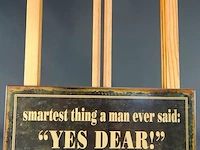 Metalen wandbord met een verweerde, antieke look en de tekst 'smartest thing a man ever said: "yes dear!" - afbeelding 2 van  5