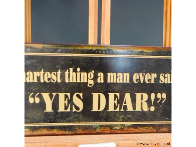 Metalen wandbord met een verweerde, antieke look en de tekst 'smartest thing a man ever said: "yes dear!" - afbeelding 3 van  5