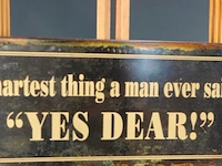 Metalen wandbord met een verweerde, antieke look en de tekst 'smartest thing a man ever said: "yes dear!" - afbeelding 3 van  5