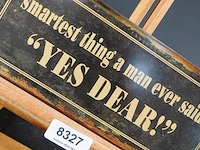 Metalen wandbord met een verweerde, antieke look en de tekst 'smartest thing a man ever said: "yes dear!" - afbeelding 4 van  5
