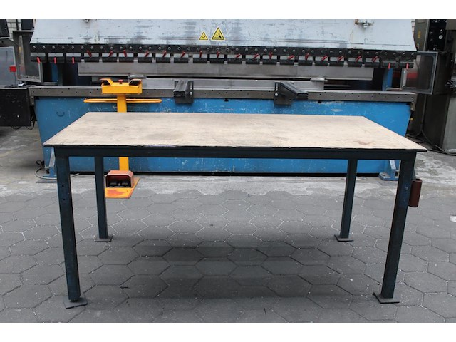 Metalen werk- / lastafel met afmeting 200 x 100 x 96 cm. bladdikte 14 mm. - afbeelding 1 van  3