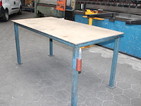 Metalen werk- / lastafel met afmeting 200 x 100 x 96 cm. bladdikte 14 mm. - afbeelding 2 van  3