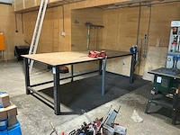 Metalen werkbank met 2 bankschroeven