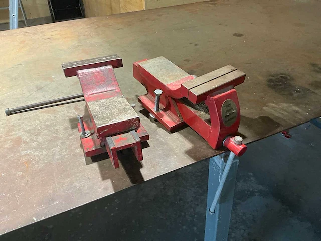 Metalen werkbank met 2 bankschroeven - afbeelding 3 van  8